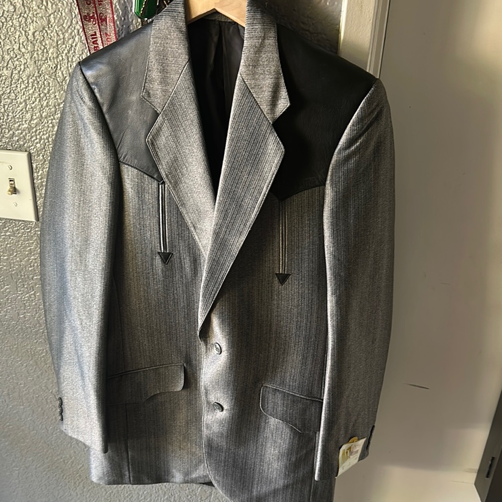 Men's Gray Blazer with Black Accents